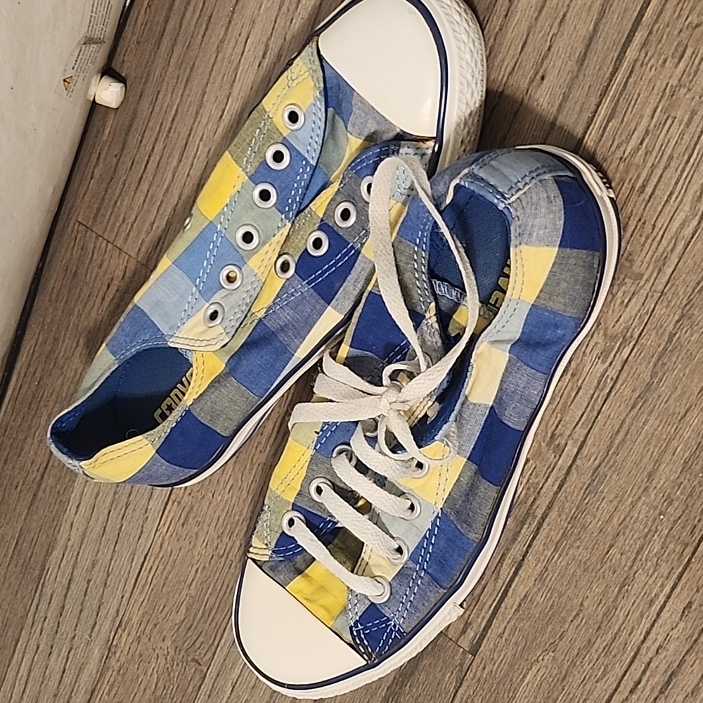 Converse size 8 blue and yellow
